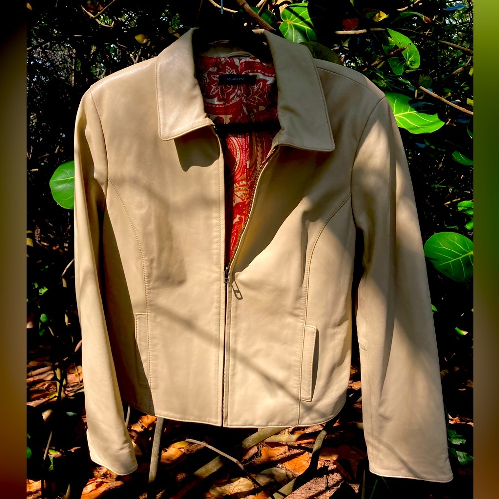 Vintage Liz, Claiborne, 100% leather women’s jacket. Size m Beautiful lining